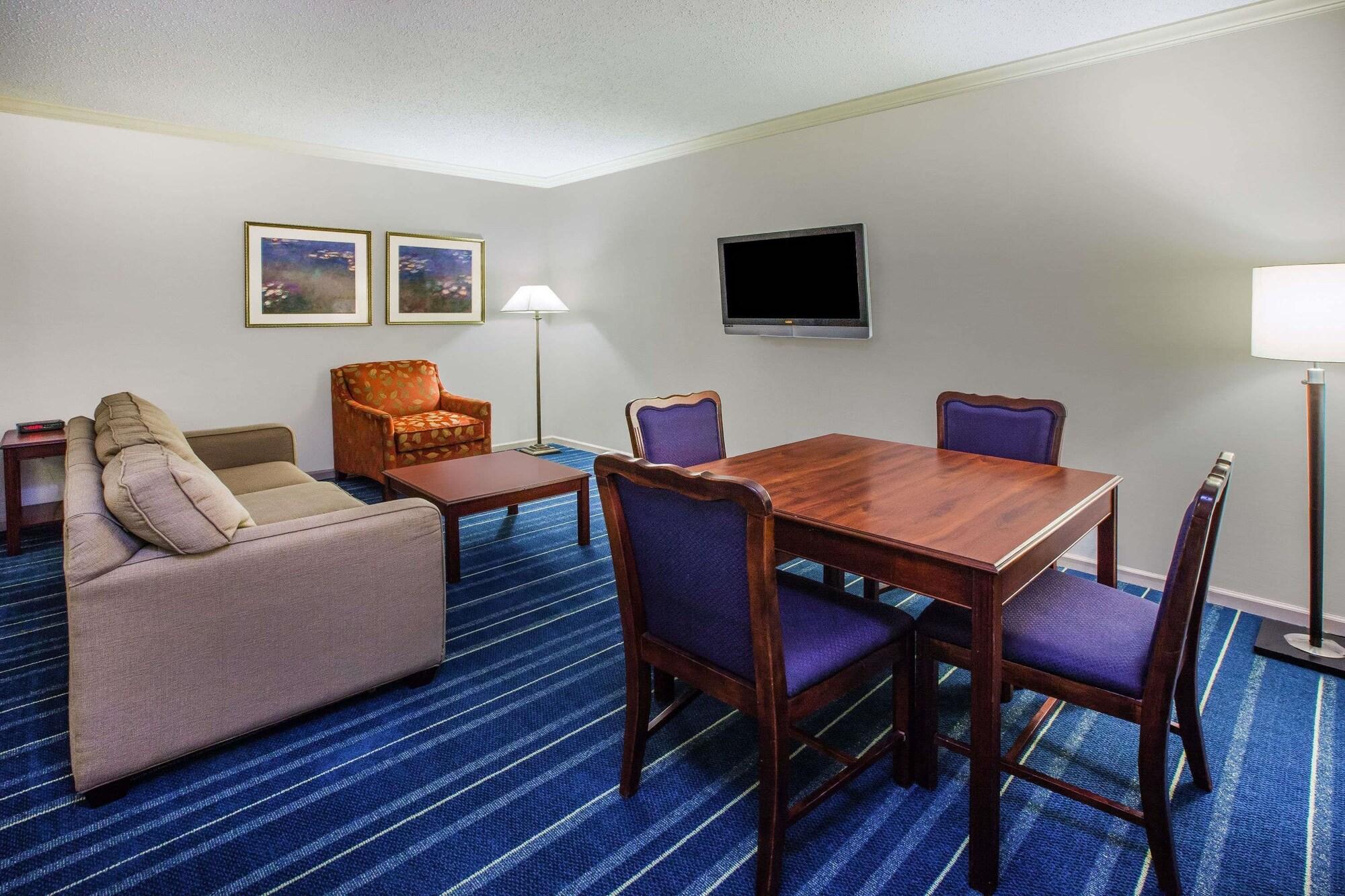 Days Inn By Wyndham Midland Exterior photo