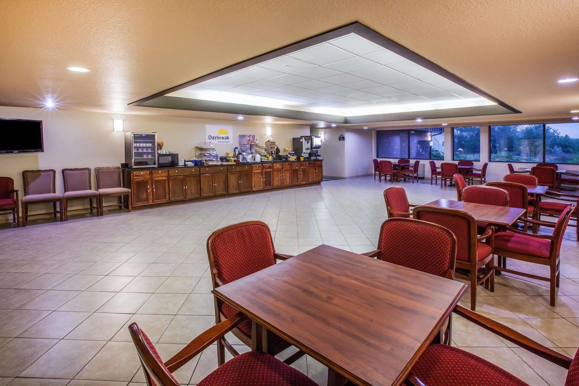 Days Inn By Wyndham Midland Exterior photo